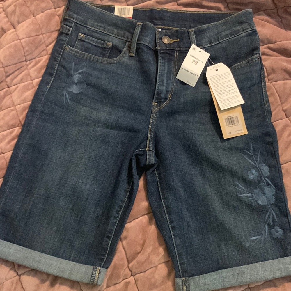 Levi’s Bermuda Jean shorts size 28 NWT